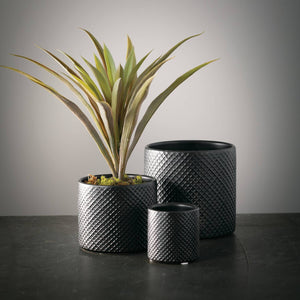 BLACK TEXTURED POT