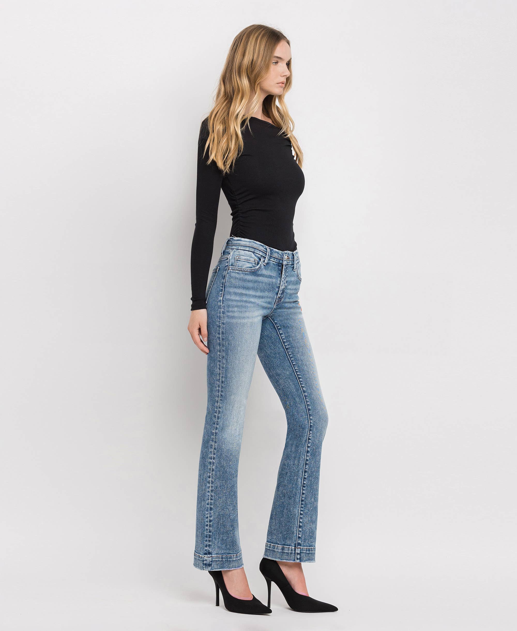 MOUNT BRUCE  MID RISE SEAMLESS WAISTBAND BOOTCUT JEANS