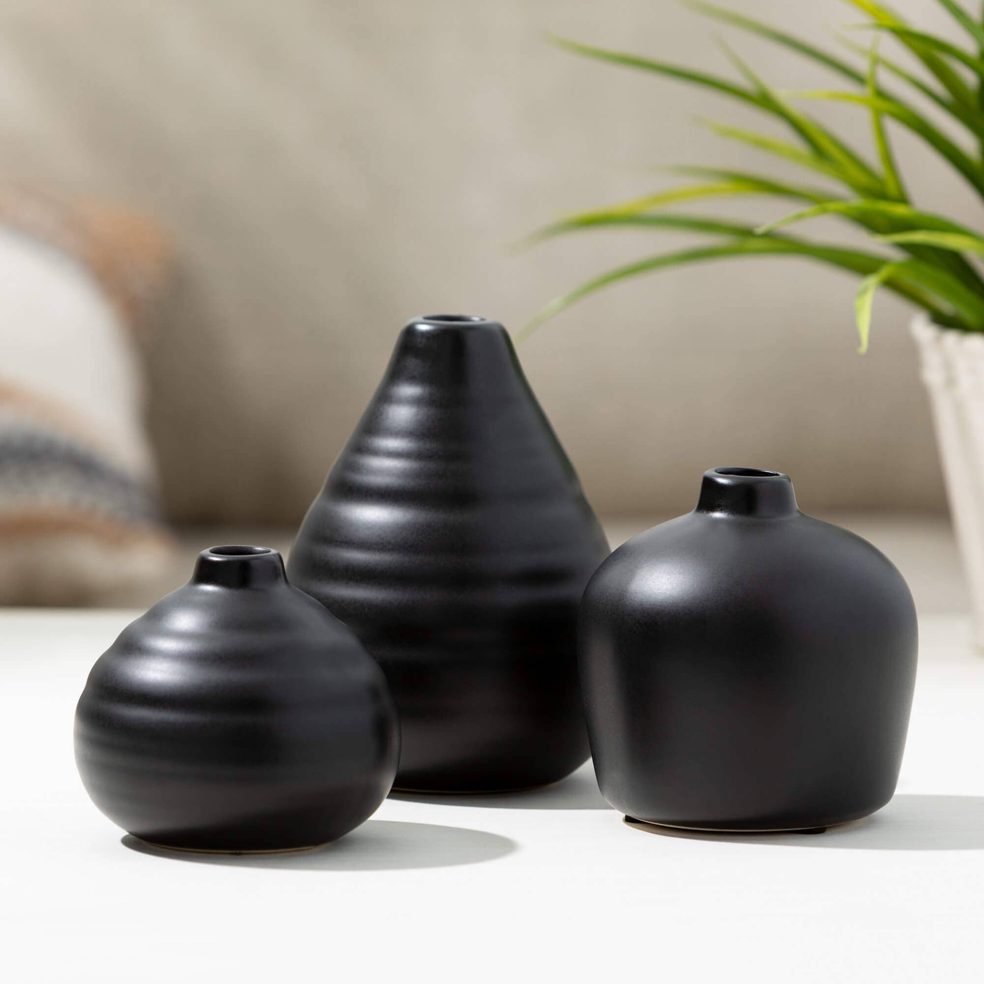 EBONY COMPACT VASE